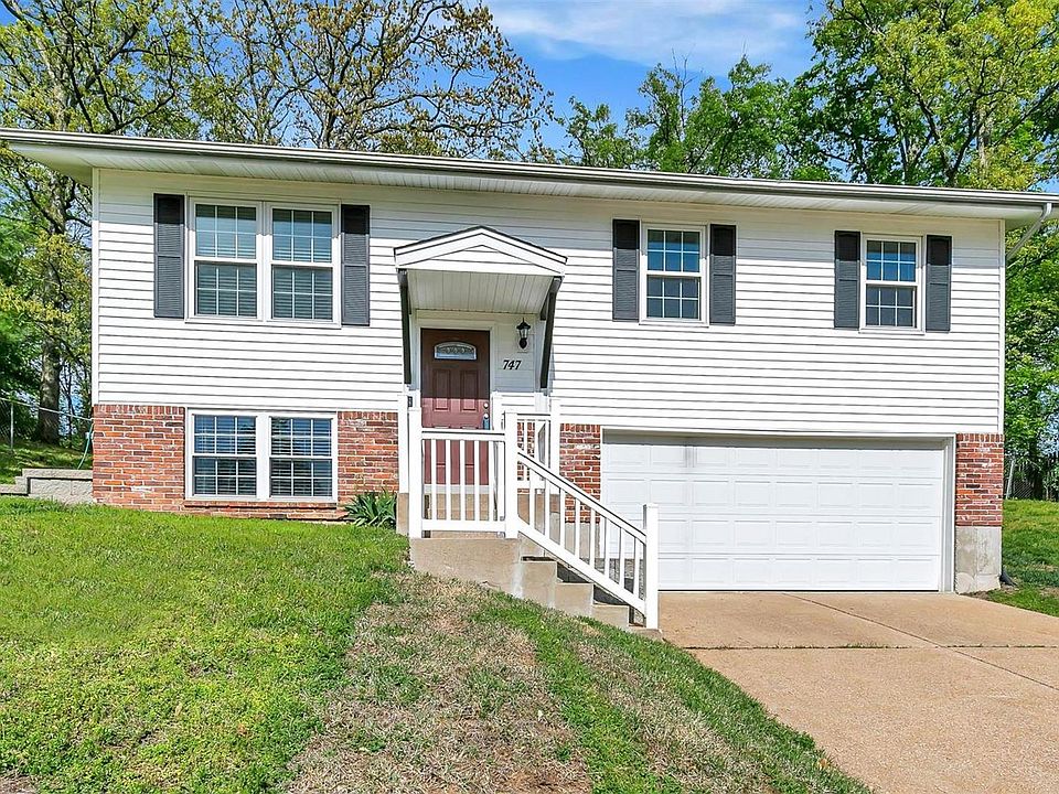 1st image of 747 Crescent Woods Dr