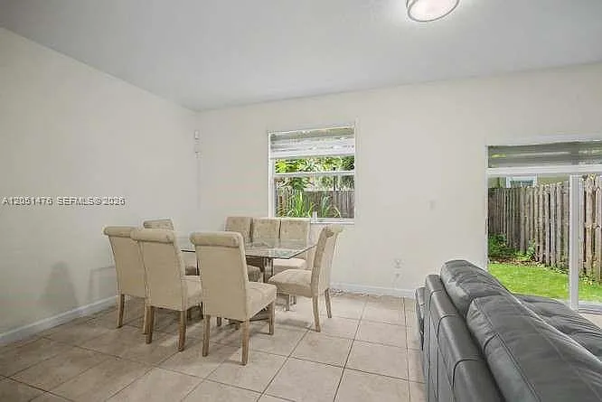 1020 SE 26th Ter — Photo 8