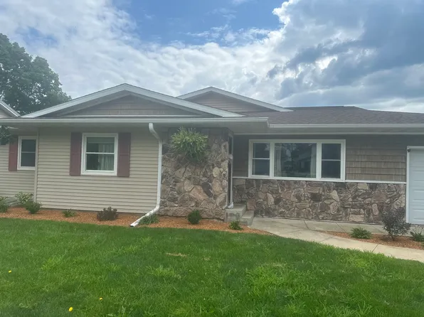 800 Dixon Ct, Sterling, IL 61081