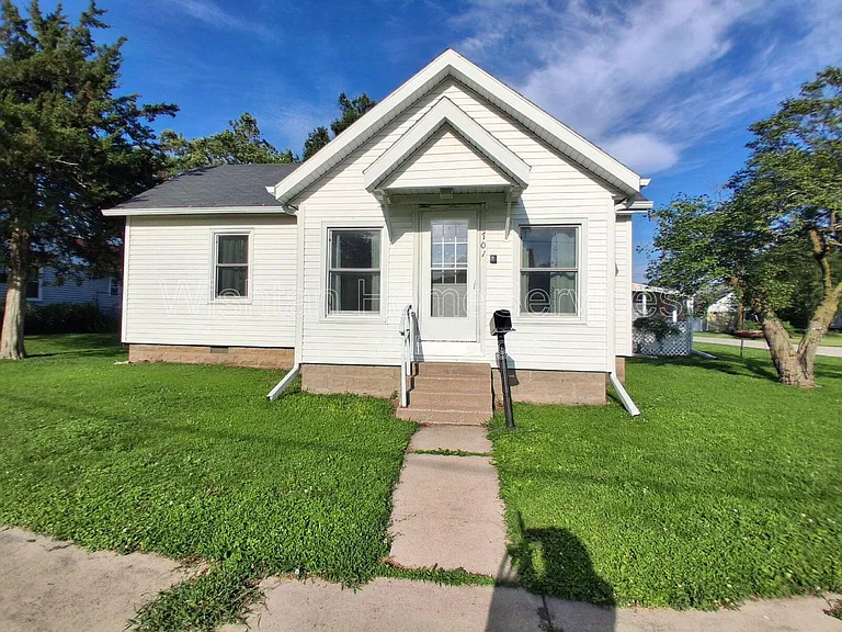 701 N E St — Photo 24