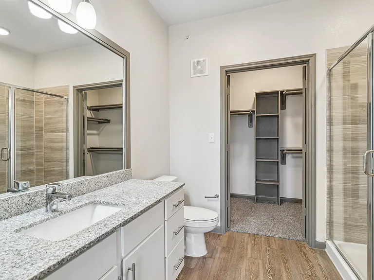 Spacious Bathroom at Park at Rialto Apartments, San Antonio