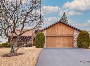 372 White Oak Ct, Gurnee, IL 60031