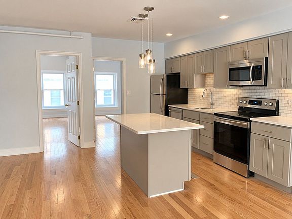 3rd image of 1935-37 Chestnut St #37-4