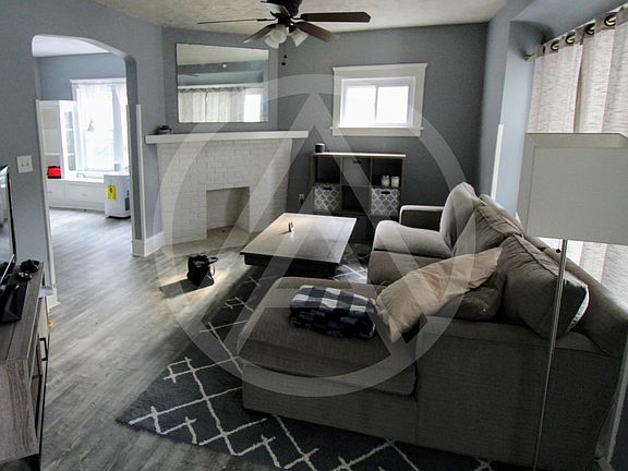 5th image of 1555 Larchmont Ave Floor 1