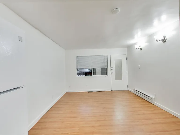 461 24th St #2 — Photo 3