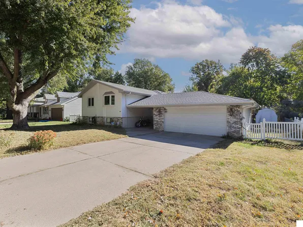 1144 Highland Dr, Blair, NE 68008