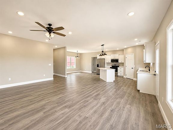 5th image of 318 Kearbey Dr