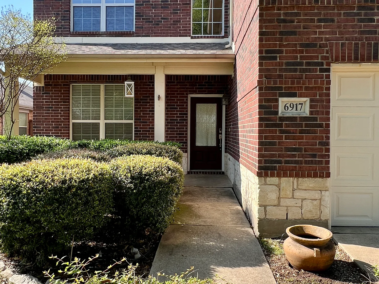 4 bed, 2.5 bath, 2280 sqft, $2,600 — Photo 2
