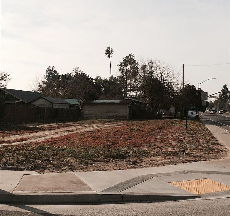 2nd image of 2436 E Whitmore Ave