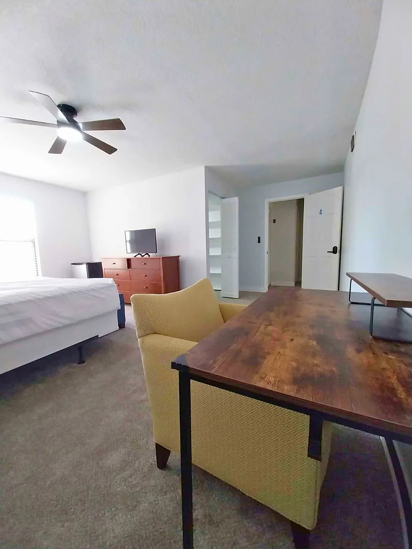 6 bed, 2780 sqft, $900 — Photo 4