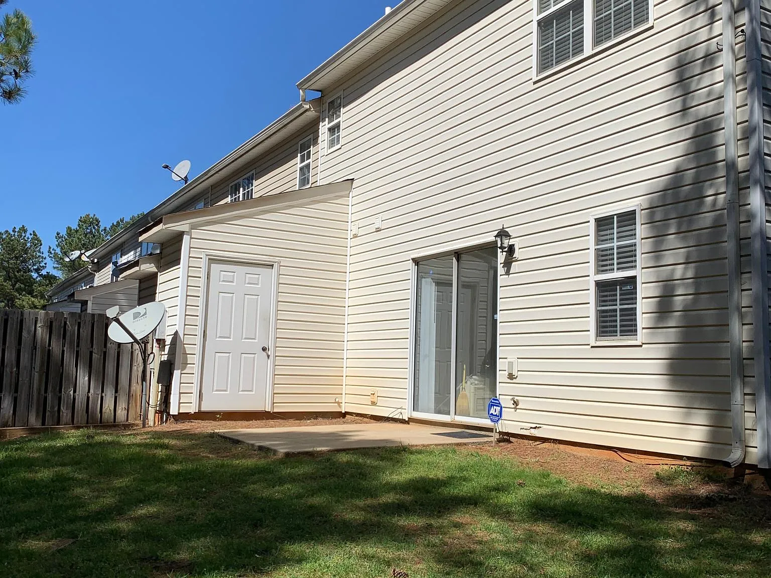 3 bed, 2.5 bath, 1408 sqft, $1,675 — Photo 3