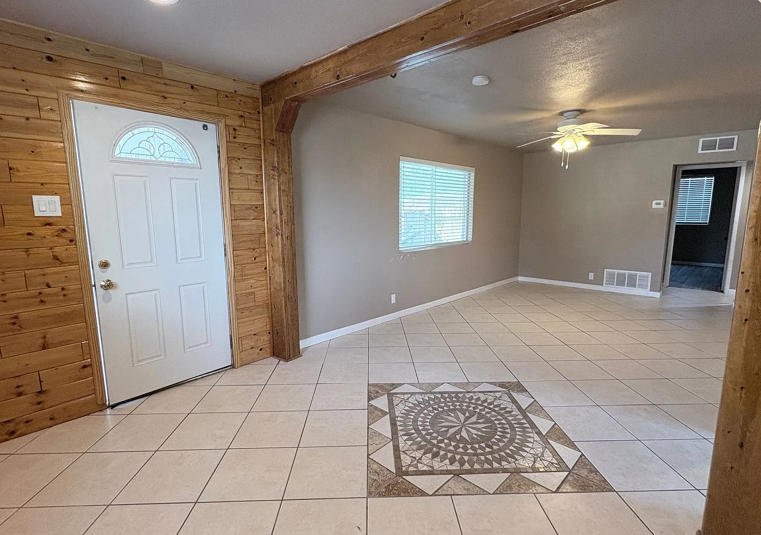1607 W Walnut — Photo 3