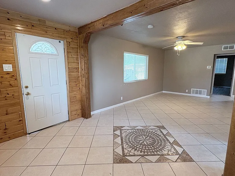 1607 W Walnut St — Photo 3