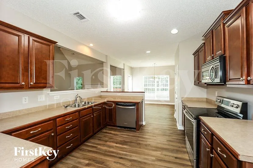 5 bed, 3.5 bath, 2526 sqft, $3,130 — Photo 4