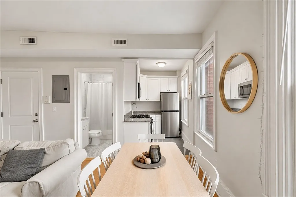2 bed, 1.0 bath, 892 sqft, $4,200 — Photo 4