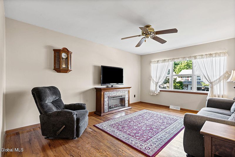 4th image of 21 Wicken Square