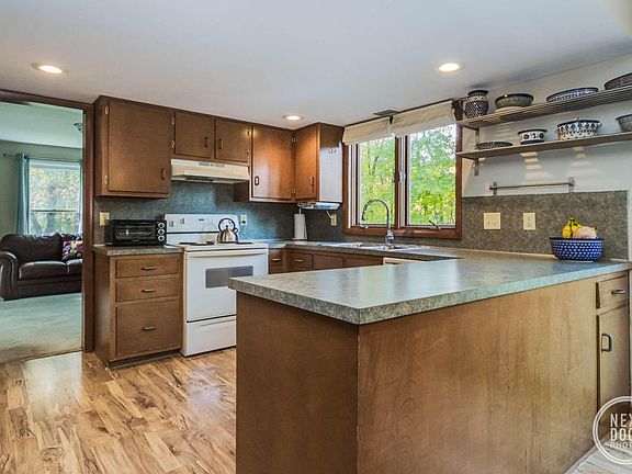 3rd image of 14221 Essenburg Dr