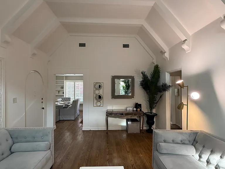 8748 Ashcroft Ave — Photo 9