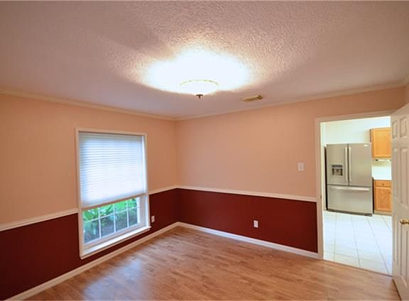 4th image of 2822 Russett Pl W