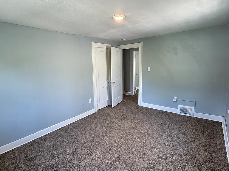 910 Whittier Ave — Photo 12