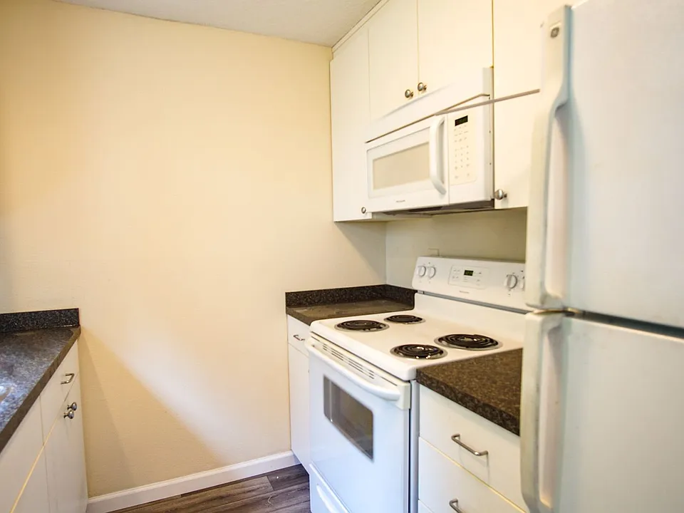 3595 Cedaroak Dr #20