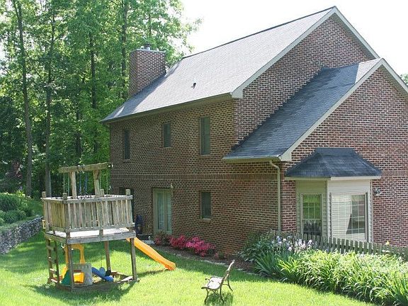 Peacefull backyard nicely landscaped