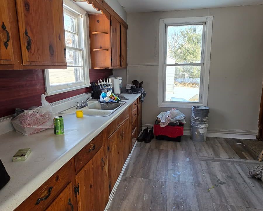 1st image of 844 E Dewey Ave