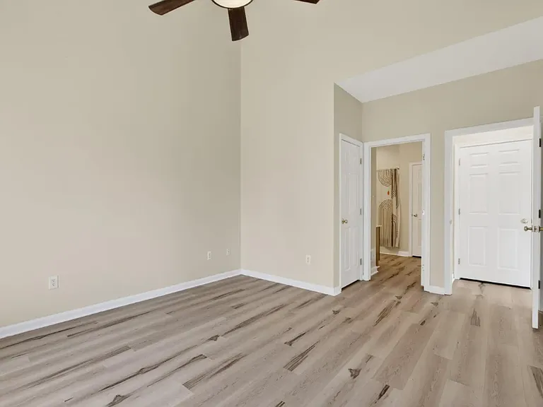 124 Sandridge Ct — Photo 9