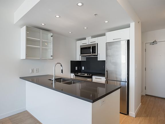 3rd image of 955 Hastings St E #559