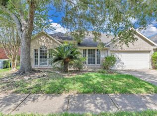 820 Portsmouth Dr, Pearland, TX 77584