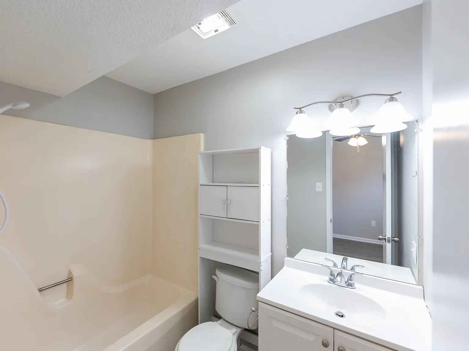 1 bed, 1.0 bath, 500 sqft, $695 — Photo 2