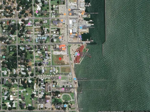 208 S 2nd St, Rockport, TX 78382