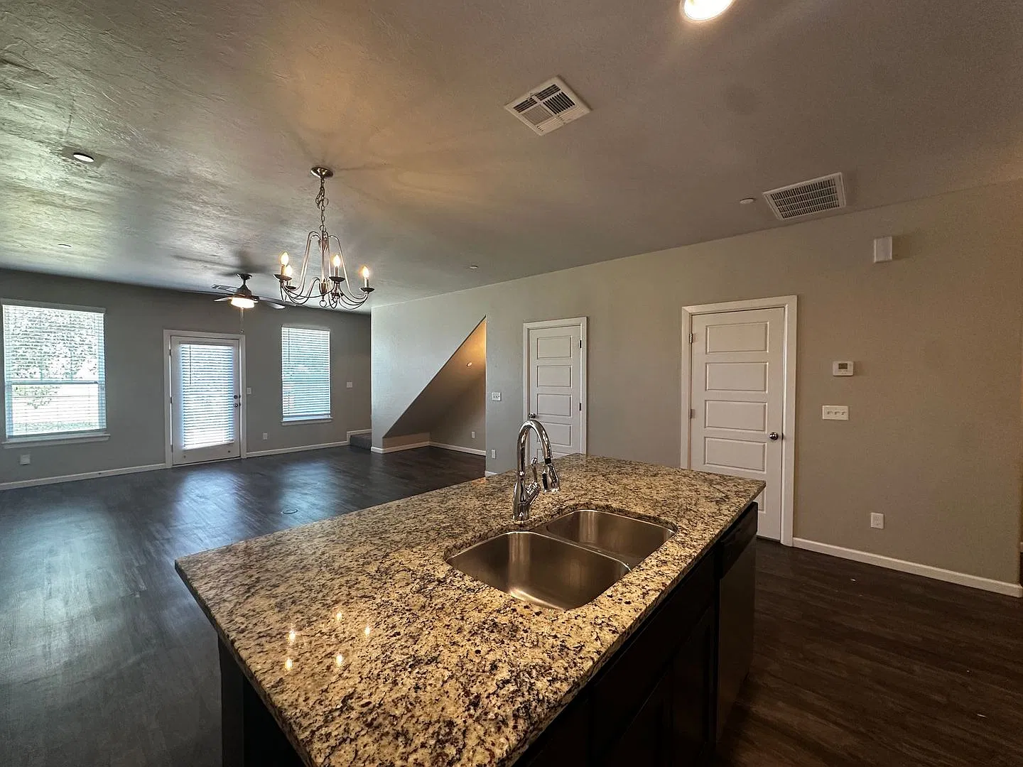 3 Bed 2.5 Bath 1 Car Garage Storm Shelter & Moore Schools — Photo 4