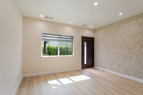11120 Emelita St Photo 1