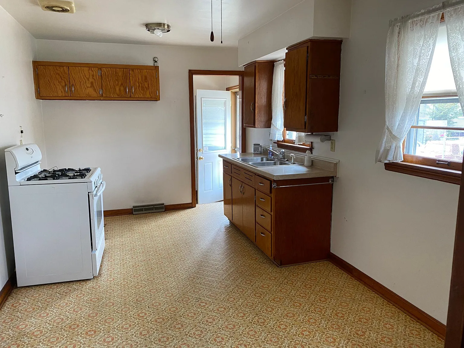 3 bed, 925 sqft, $1,675 — Photo 4