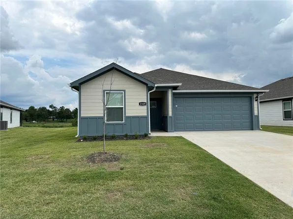1329 Chavis St, Gentry, AR 72734