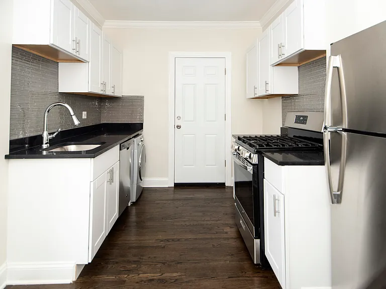 3819.5 N Greenview Ave #2W — Photo 1