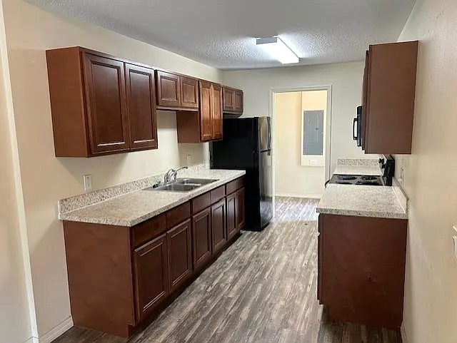 2311 Chestnut Hills Dr — Photo 2