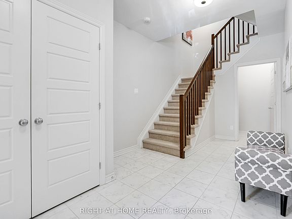 3rd image of 554 Labrador Cres
