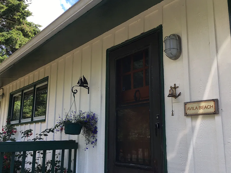 109 W 6th St