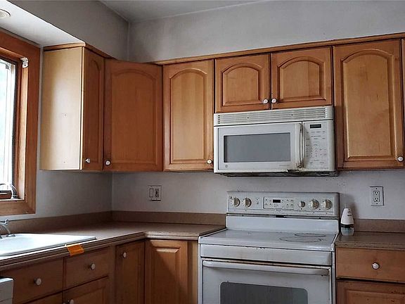 5th image of 608 Thorn St