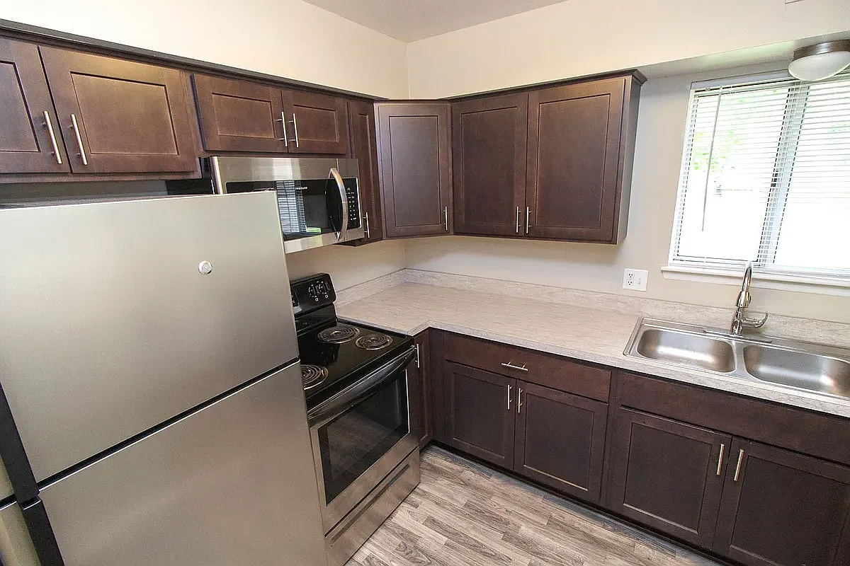 Whispering Winds Apartments — Photo 1