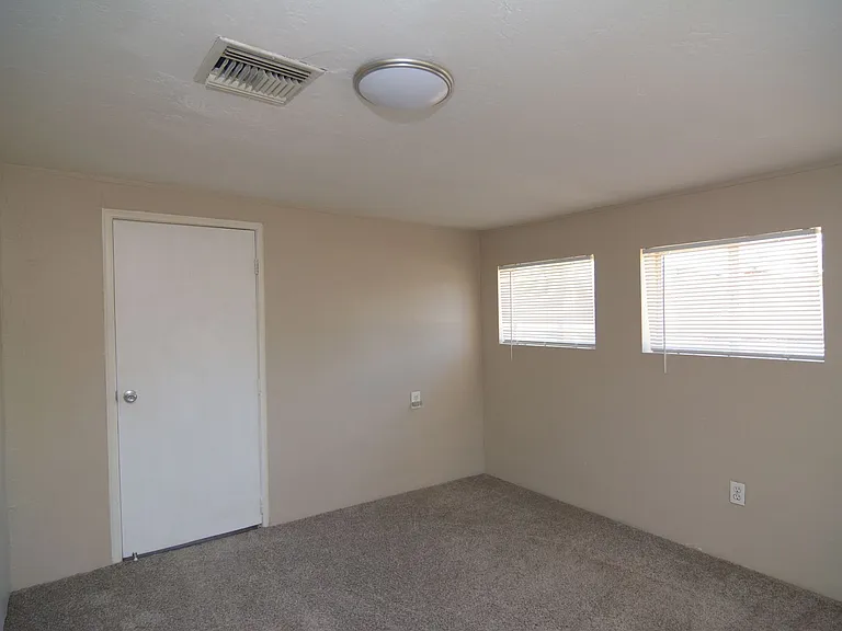 616 E Linden St — Photo 7