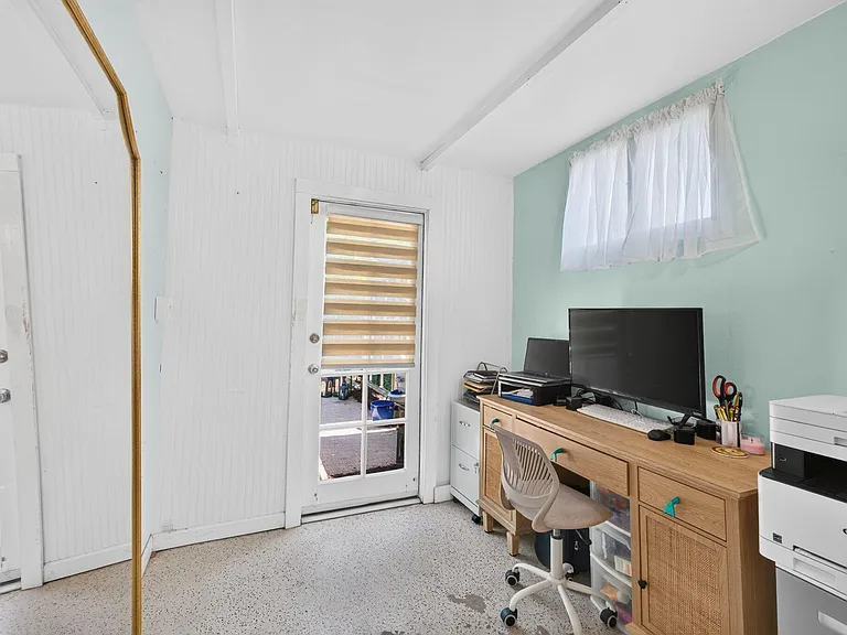 601 NE 14th Pl — Photo 29