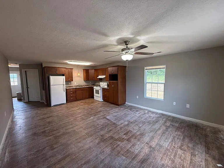 104 Nancy Ln — Photo 3