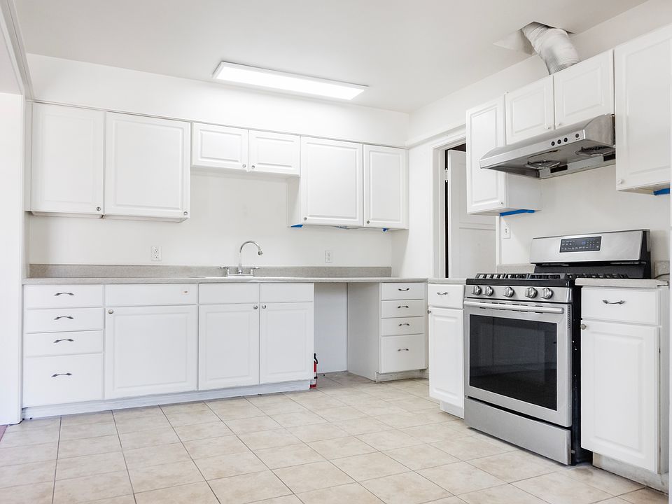 1st image of 3416 Willow St Unit 101