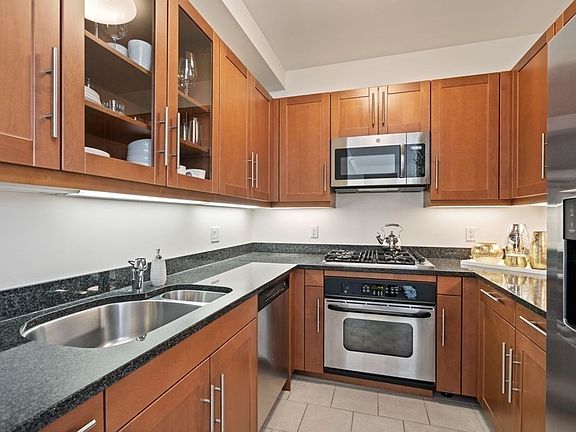 3rd image of 1 Charles St S Unit 601