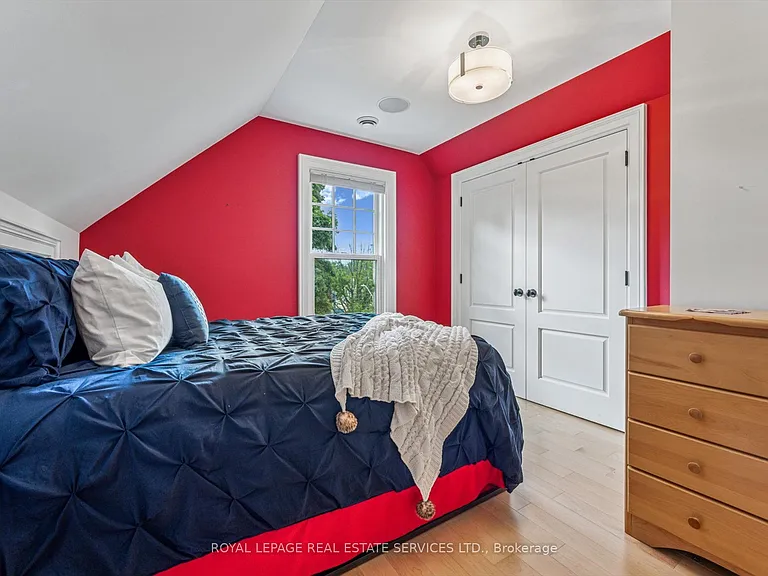 335 Lakeshore Rd W — Photo 37