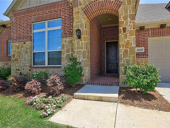 2nd image of 1009 Benbrook Trl