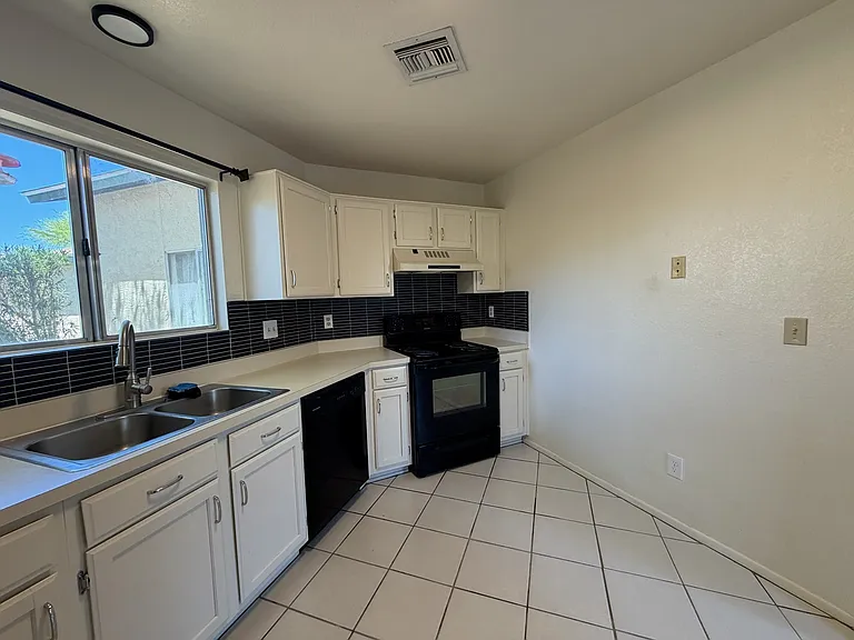 9368 N Hampshire Dr — Photo 6